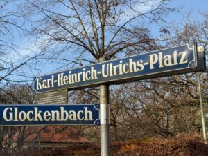 Foto der Münchner Straßennamenschilder Karl-Heinrich-Ulrichs-Platz und Am Glockenbach